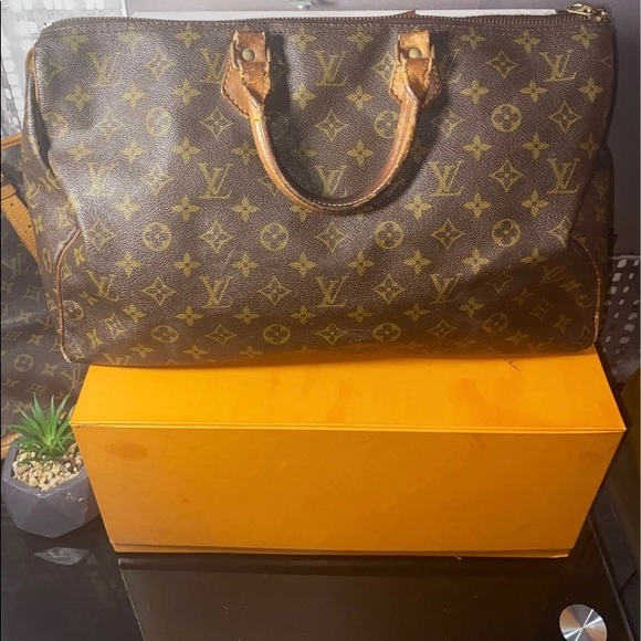 Authentic Louis Vuitton Monogram Speedy 40 - Picture 2 of 12
